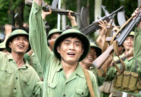 Phim Mùi cỏ cháy do Hãng phim truyện Việt Nam sản xuất vừa hoàn thành để kịp dự Liên hoan phim lần thứ 17.